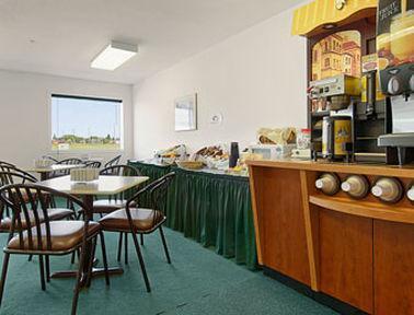 Super 8 By Wyndham Meadow Lake Restaurant photo